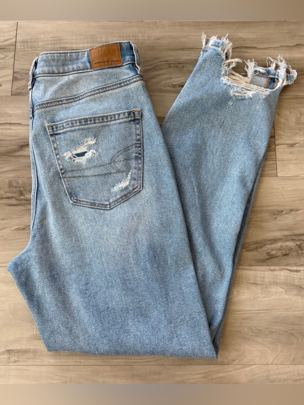 American Eagle Mom Jean Light Wash Distressed Denim Jeans Women’s Size 8 Long - Picture 4 of 9